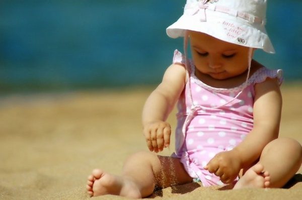 tam nang cho be 1 600x398 - 6 lợi ích bất ngờ của việc thường xuyên tắm nắng cho bé
