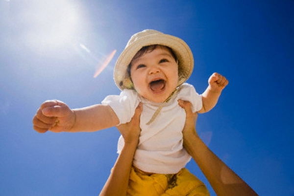6 lợi ích bất ngờ của việc thường xuyên tắm nắng cho bé