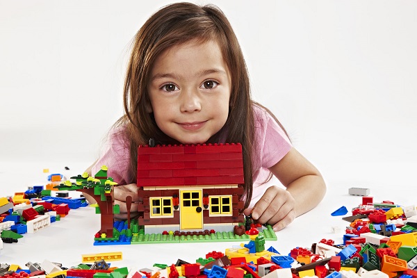 Nên lựa chọn đồ chơi Lego cho bé vui chơi phát triển an toàn