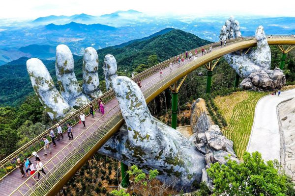 cau vang noi tieng ca trong lan ngoai nuoc o Ba Na Hills 600x400 - Top 10 điểm đến Đà Nẵng được nhiều du khách tham quan nhất