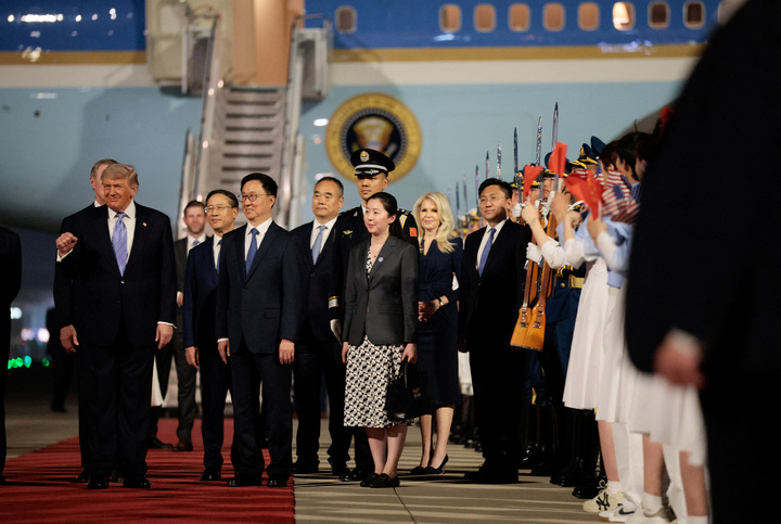 Tổng thống Trump tới Bắc Kinh, bắt đầu thăm chính thức Trung Quốc